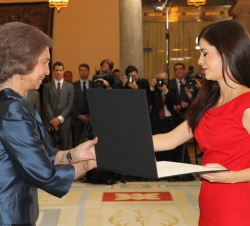 Su Majestad la Reina entrega el diploma a una de las alumnas más distinguidas de la Escuela Superior de Música Reina Sofía